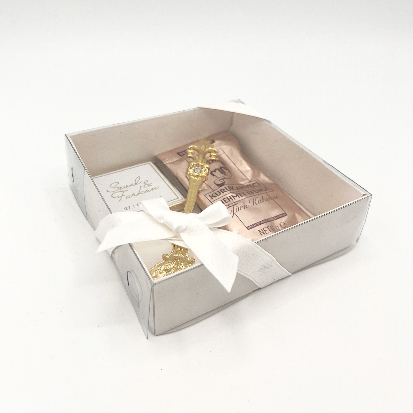 Türkischer Kaffee, Schokolade und goldenem Löffel mit Box