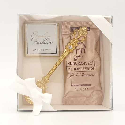 Türkischer Kaffee, Schokolade und goldenem Löffel mit Box